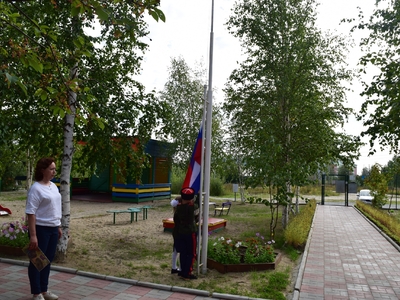 Церемония поднятия Российского флага